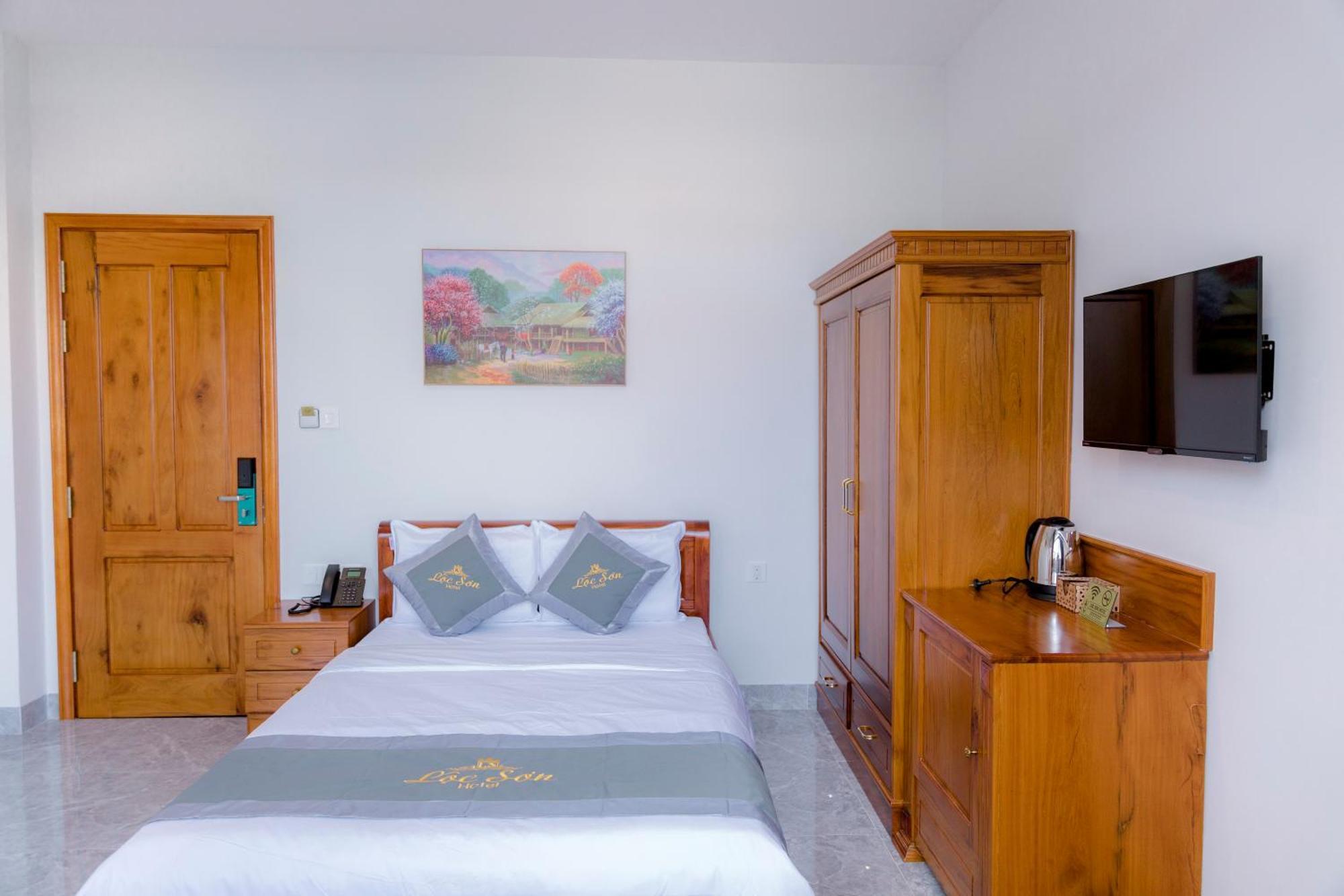 Loc Son Hotel Buon Ma Thuot Exterior photo